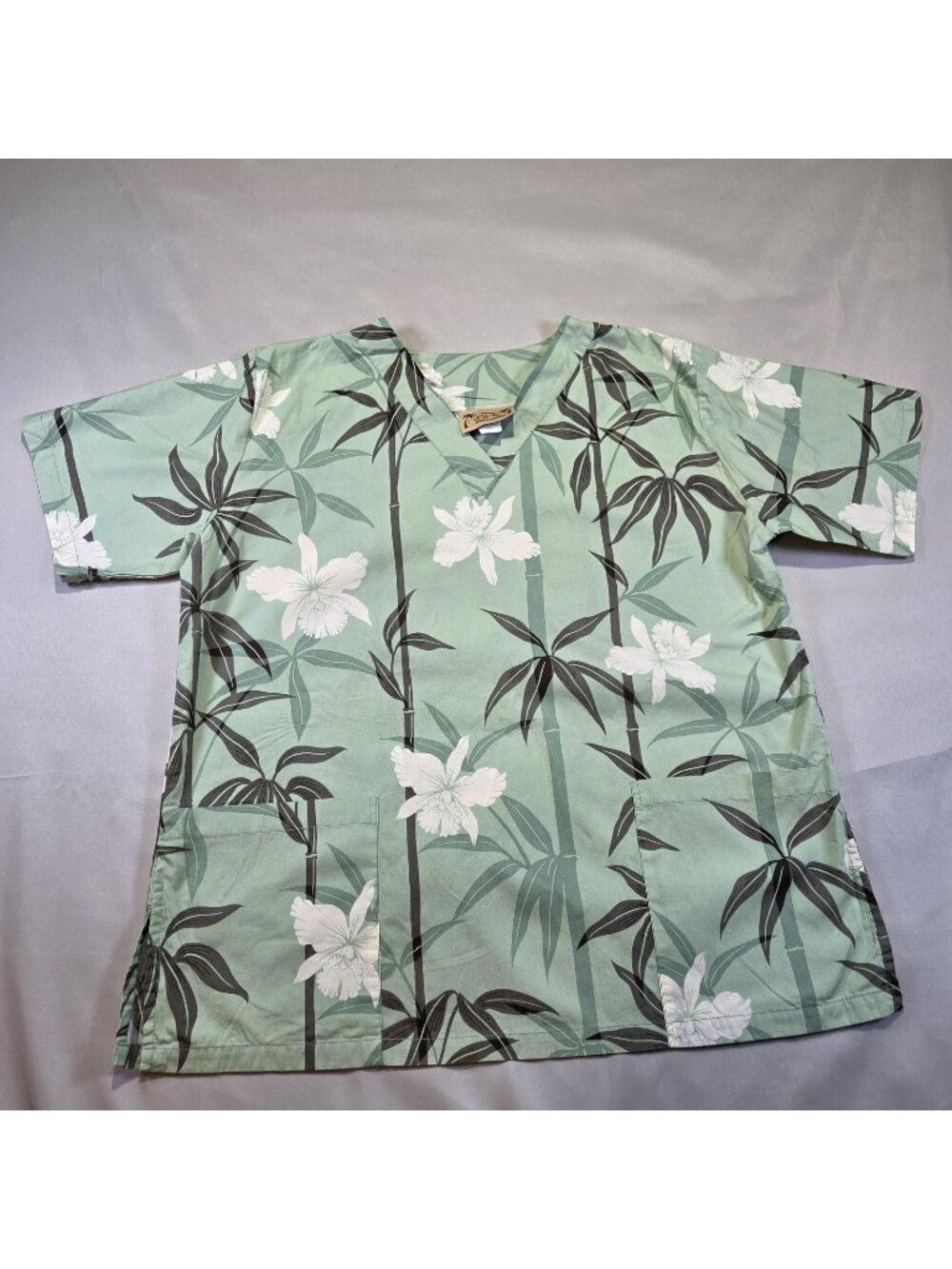 E&K Scrub Top Women's L Light Green Two Pockets Flowers Bamboo Made In Hawaii